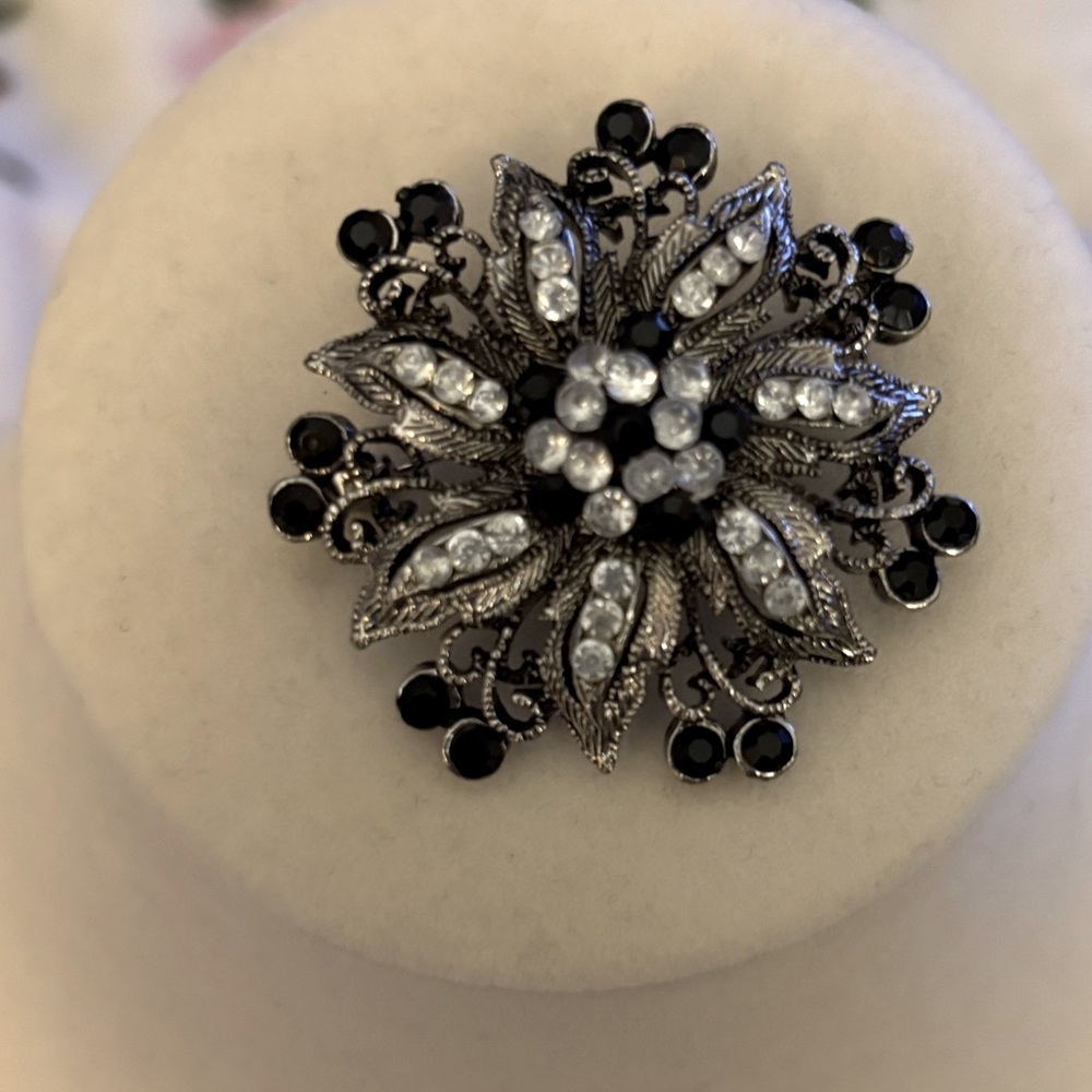 Black white floral pattern brooche